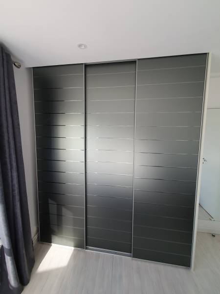 Porte de placard noire sur mesure à Montauban (82)