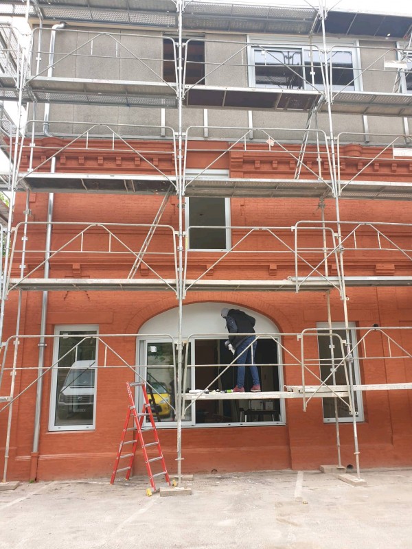 fenêtres en aluminium sur bâtiment ancien à montauban