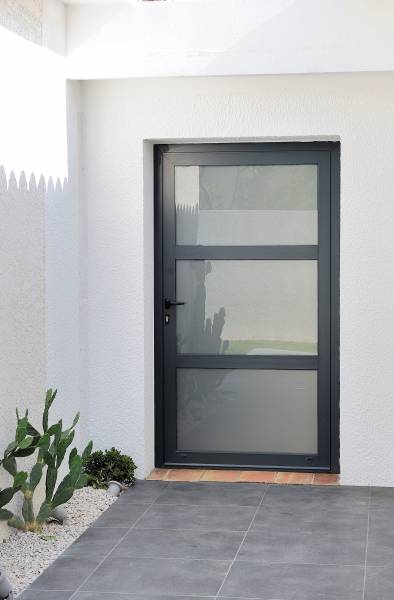 Porte d’entrée vitrée aluminium noir posée à Montauban (82), menuiserie moderne alliant luminosité et sécurité.