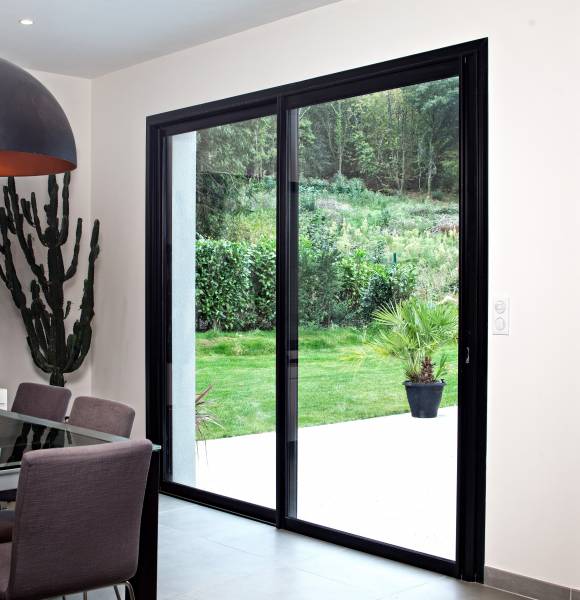 Vue intérieure d’une baie vitrée aluminium offrant luminosité et confort thermique optimal à Montauban.