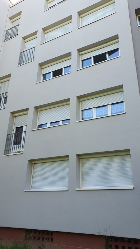 Volets roulants modernisés pour améliorer l’efficacité énergétique et la gestion de la lumière.