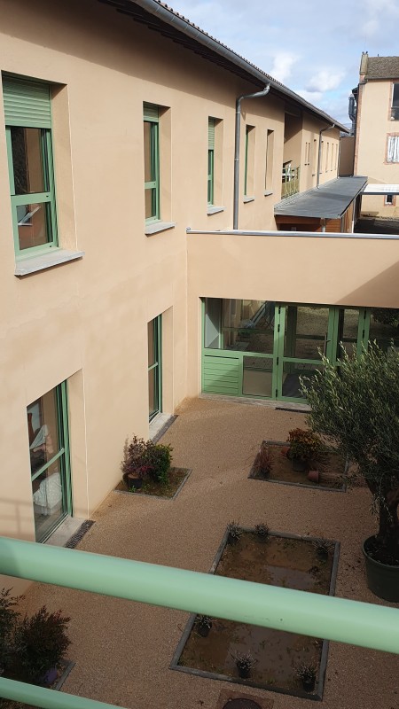 chantier maison de retraite de Montbeton mise en place de menuiseries Aluminium gamme Aluk , brisés soleil de griesser , grilles de ventilation.