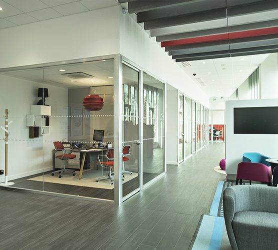 Cloison amovible vitrée pour open space à Montauban (82), aménagement intérieur moderne et sur mesure pour bureaux professionnels.
