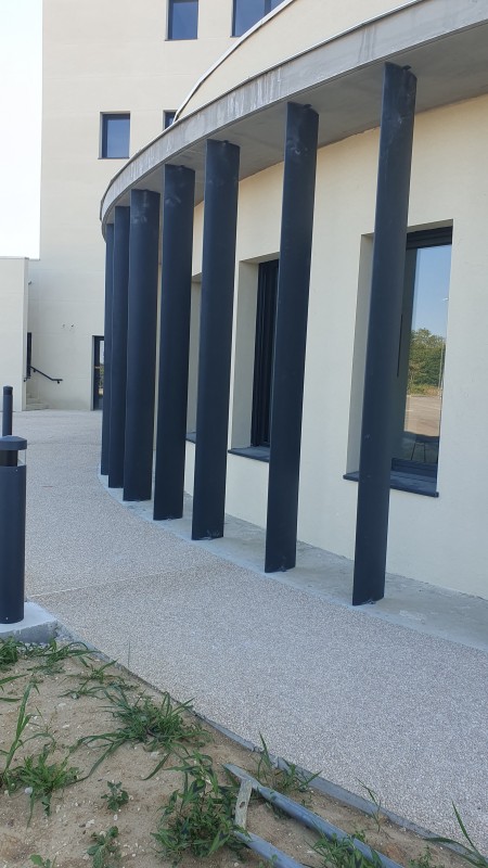 Détails architecturaux de la façade avec brise-soleil domotisés et menuiseries coupe-feu – Montauban.