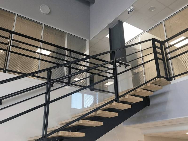 Escalier moderne en acier et bois installé à Montauban.