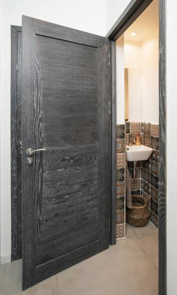 Pose de portes intérieures modernes en bois foncé à Montauban (82), un modèle sur mesure alliant élégance, résistance et finitions haut de gamme.